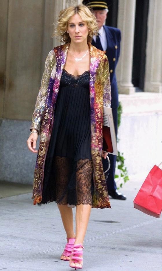 Carrie Bradshaw con vestido negro con kimono