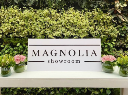 cartel de Magnolia Showroom cartel